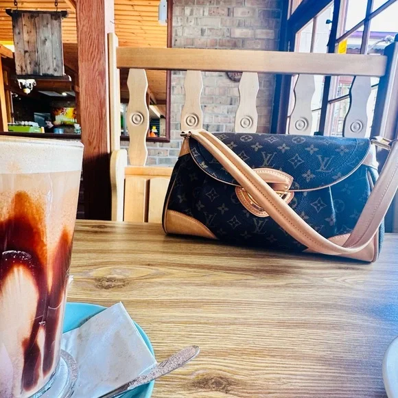 Authentic Louis Vuitton Monogram Beverly MM Bag - Picture 5 of 15